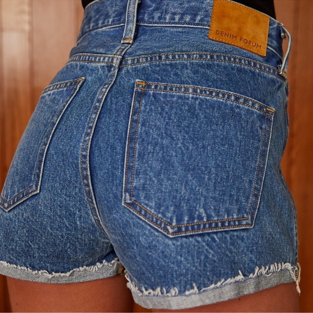 Aritizia Denim Forum The Farrah cheeky short size 25 - NWOT - Picture 3 of 8